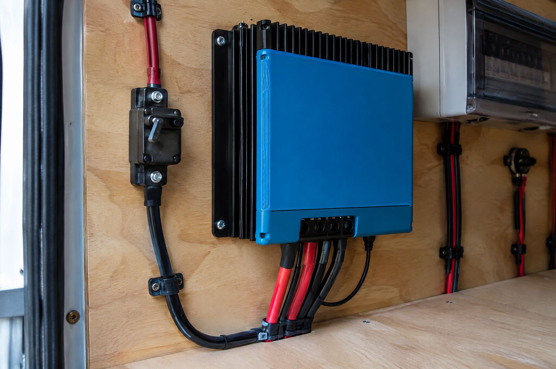 MPPT solar controller with input breaker
