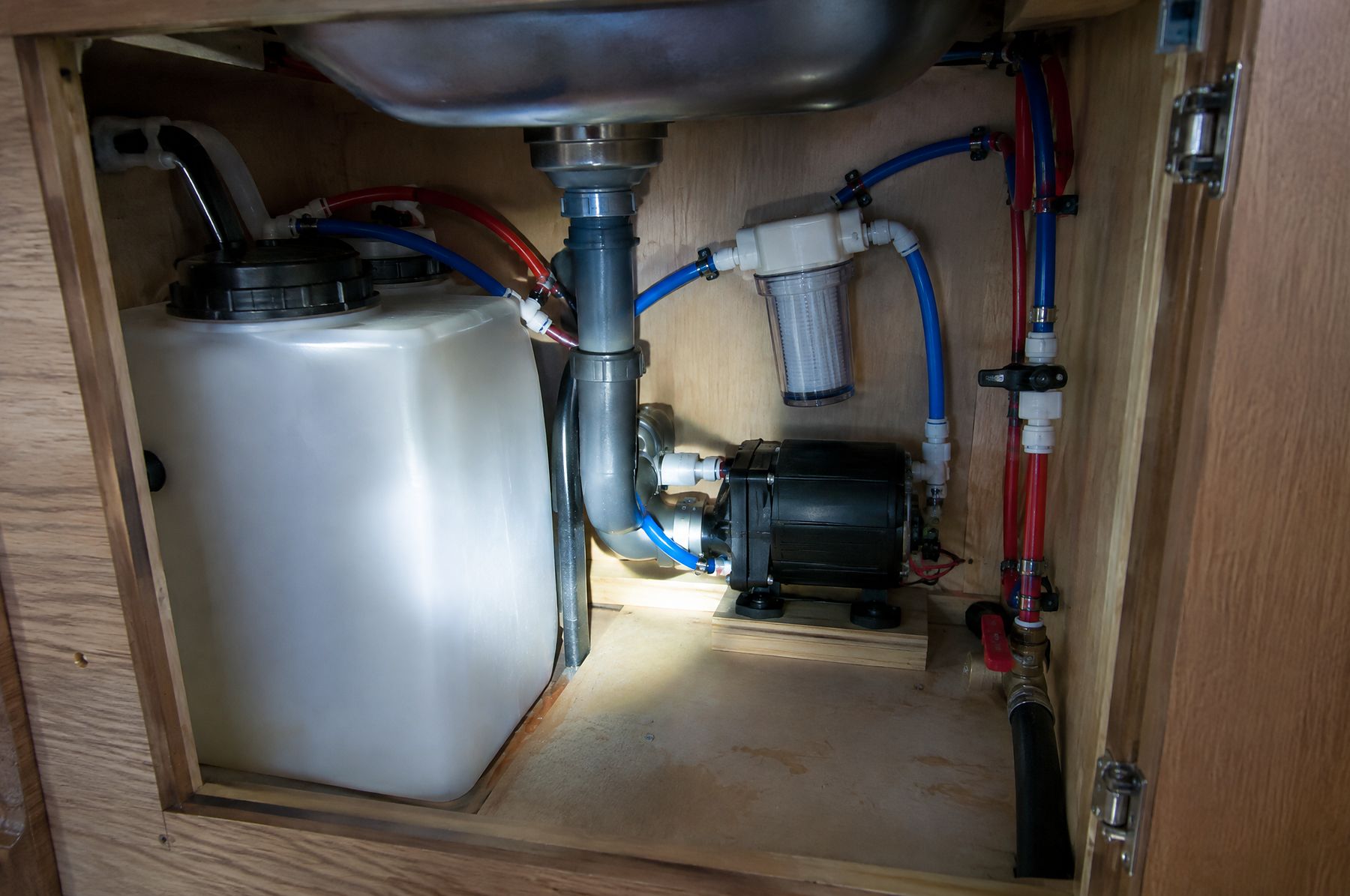 Water tank, pump, filter and drain valves under the sink