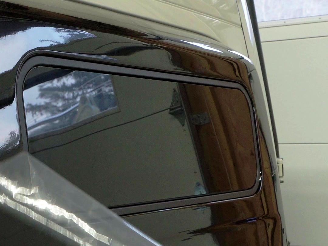 Newly bonded flare with its window on a Sprinter